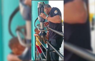 Demir korkuluğa sıkışan çocuğu itfaiye kurtardı