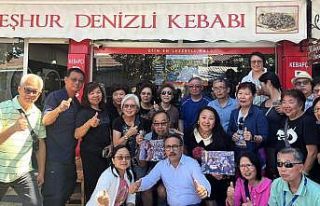 Denizli kebabını elle yiyen turistlerden gülümseten...