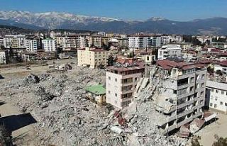 Depremde yıkılan ve 25 kişiye mezar olan bina ile...