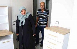 Depremzede aile, afet konutlarındaki örnek daireyi...