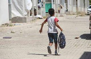 Depremzede çocuklara çanta ve kırtasiye yardımı