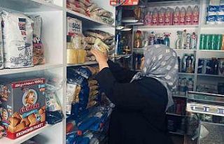 Depremzede kadın her şeye rağmen bakkalını işletiyor