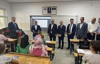 Depremzede öğrencilere kırtasiye malzemesi dağıtıldı