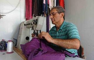 Depremzede ustalar ayakta kalmak için direniyor