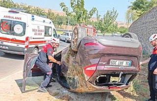 Devrilen araçtaki 2 kişi yaralandı