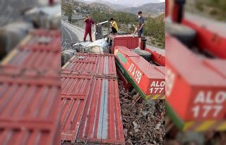 Devrilen kamyon park halindeki arazöz ve otomobile...