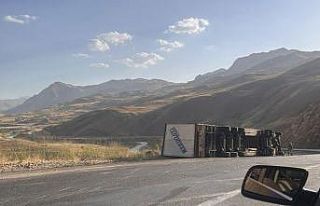 Devrilen tırdan sürücüsü yara almadan kurtuldu