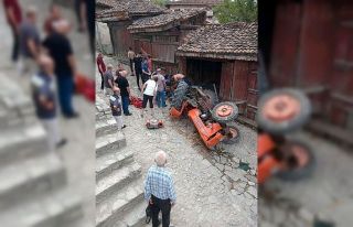 Devrilen traktörün altında kalan sürücü hastanede...