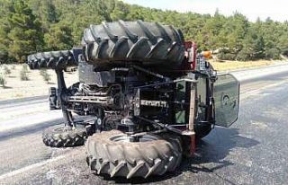 Devrilen traktörün sürücüsü kazayı ucuz atlattı