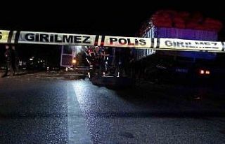 Dinamit yüklü kamyon devrildi