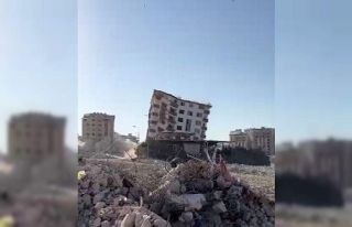 Dinamitle aynı anda patlatılan 3 bina yerle bir...