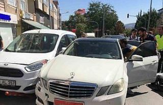 Direksiyon başında rahatsızlanan sürücü kaza...