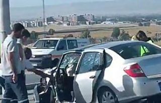 Direksiyon hakimiyetini kaybeden sürücü tramvay...