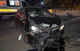 Direksiyon hakimiyetini kaybetti, 2 araca ve direğe...