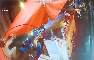 Diyarbakır’da bir minibüsün pastaneye girdiği...