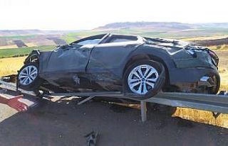 Diyarbakır’da otomobil bariyerlere çıktı: 1...