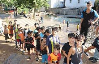 Diyarbakır’da süs havuzuna giren çocuklar olimpik...