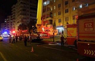 Diyarbakır’da yangında 4 itfaiye eri dumandan...