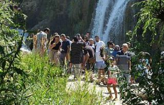 Doğa harikası şelalede hafta sonu yoğunluğu