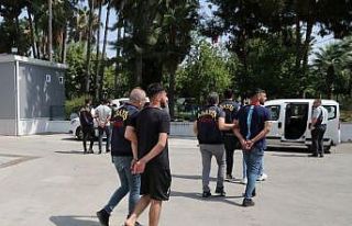 Dolandırdıkları parayla altın alırken yakalandılar