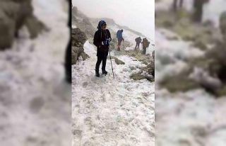 Dondurucu soğuklarda Ağrı Dağı zirvesine tırmanış