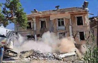 Dörtyol’da tarihi hükümet konağı ekipler tarafından...