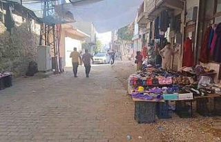 Dükkanlarının önünde oynayan 3 yaşındaki çocuk...