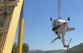 Düşen helikopterin enkazı kıyıya çıkartıldı