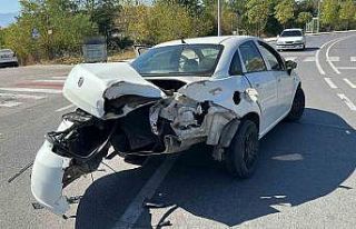 Düzce’de otomobil aydınlatma direğine çarptı:...