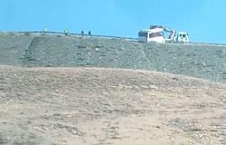 Düzensiz göçmenleri taşıyan midibüs takla attı:...