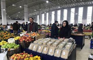 El emeği ürünlerini pazarda satan kadın esnaf...