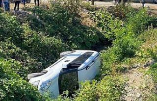 El freni çekilmeyen araç dereye düştü