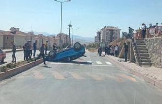 El frenini çekmeyi unuttu, geri geri giden araç...