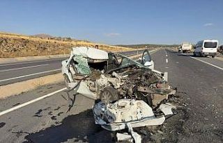 Elazığ’da kamyonla çarpışan otomobil hurdaya...