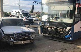 Elazığ’da otobüs 2 otomobile çarptı: 5 yaralı