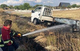 Elektrik direğine çarpan araç alev alev yandı