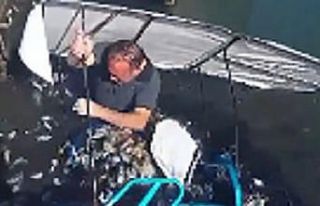 Elektrikli bisikletteki balıkçının denize düşme...