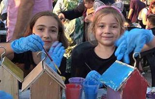 Ellerde bu kez telefon yerine boya fırçası: Çocuklar...