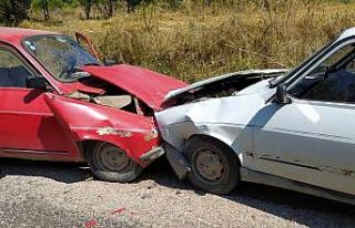 Emet’te iki araç kafa kafaya çapıştı: 5 yaralı