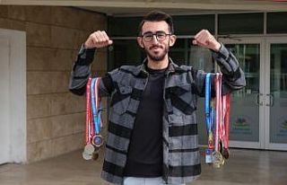 Engelleri yıkan gencin 10 parmağında 10 marifet