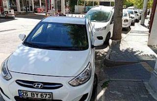 Engelli rampasının önüne park edilen araç tepki...