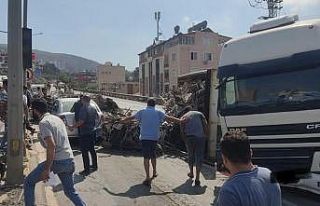 Enkazdan çıkan demirleri taşıyan tır devrildi,...