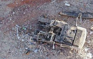 Enkazdan çıkarılan iş makinesinin son hali yıkımın...