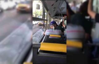 Ensesine konan muhabbet kuşuyla böyle seyahat etti