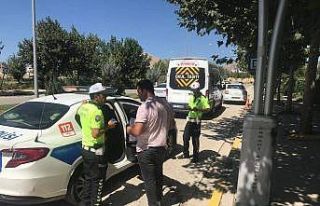 Ergani’de polis ekipleri servis şoförlerini denetledi