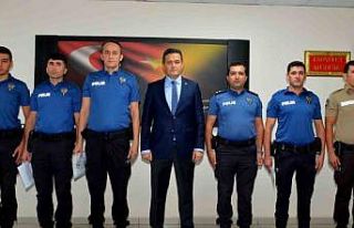 Eşini yaralayan zanlıyı yakalayan polis memurları...