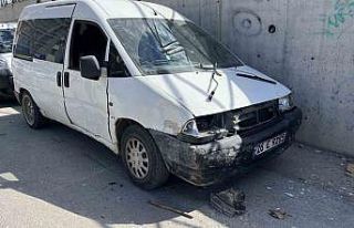 Eski eşine ait araca elindeki sopayla saldırdı