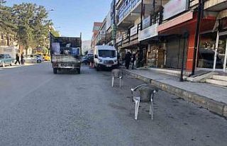 Esnafın duba ve sandalyeli yol kapatmasına tepki