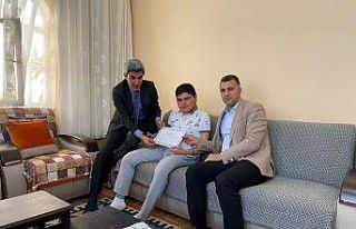 Evde eğitim gören öğrenciye diploma sürprizi