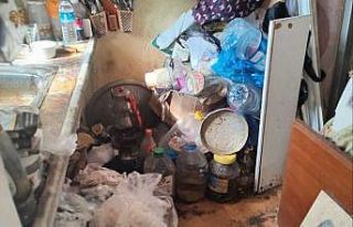 Evden kamyon dolusu çöp çıktı